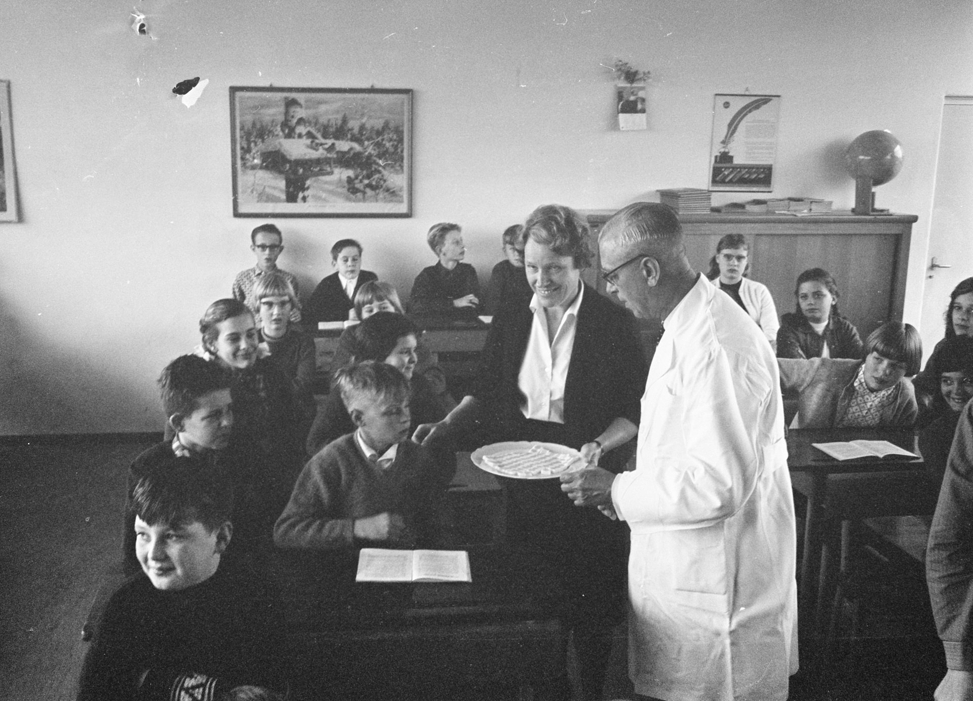 Dr P. Brouwer go around the classroom with the prepared sugar Dr P. Brouwer and his assistant go around the classroom with the prepared sugar