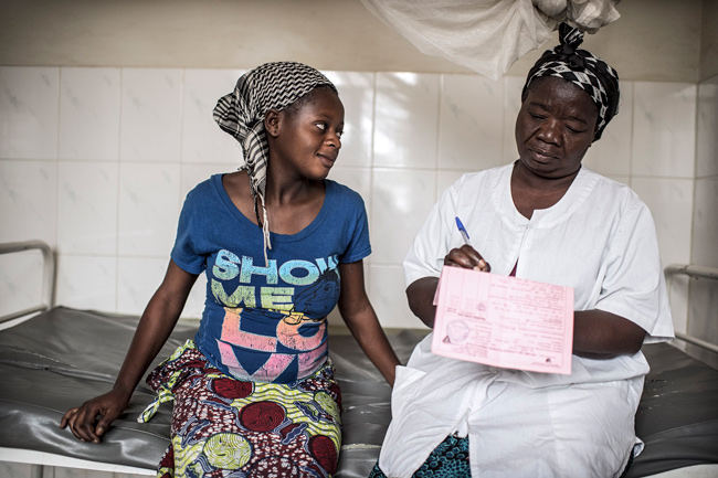 Nurse at health facility examining a pregnant woman, DRC