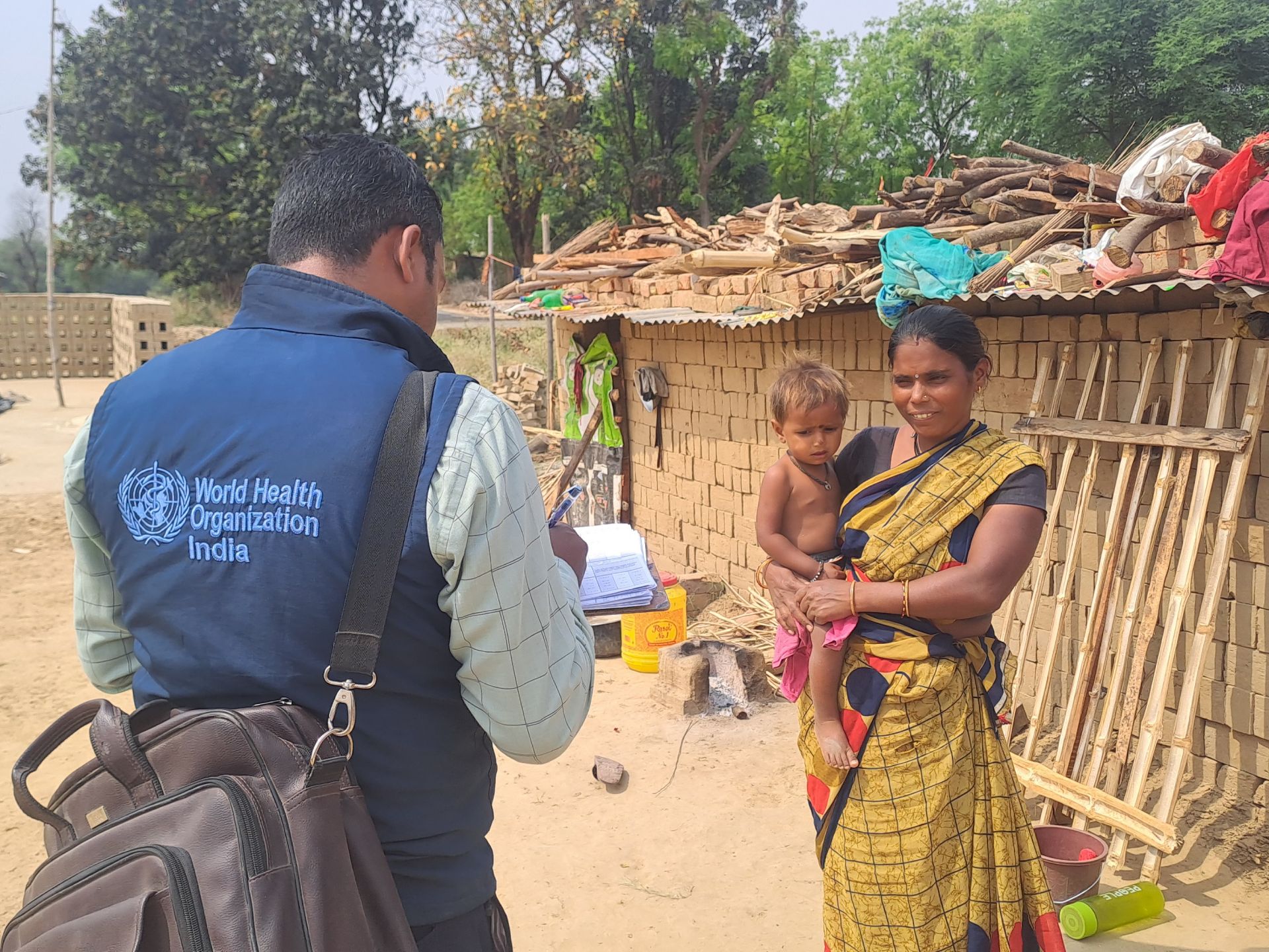 Prayagraj_Kaundhiyara_16.04.2024_RI H to H Monitoring in HRA Site BK 731 Mahi_ Mr Riteesh Sharma FM_Ram Dular (Munshi) A WHO officer conducting house-to-house monitoring in Kaundhiyara village