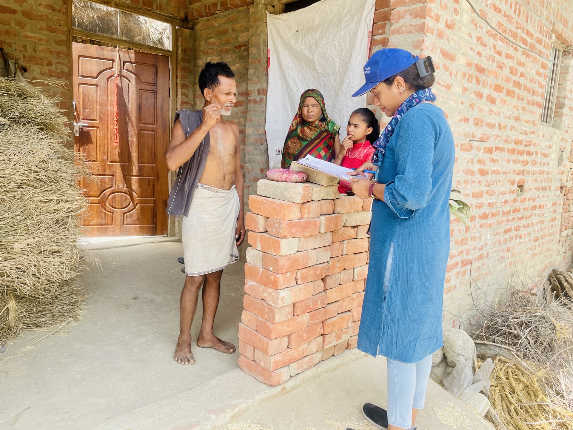 Sanchari campaign HTH monitoring in Tadiyawan block by SMO in Hardoi district_20.4.24 (2) A WHO field officer conducting a house-to house-survey