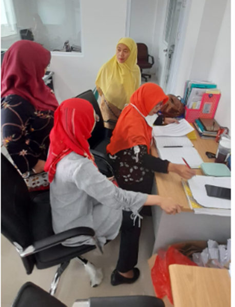 Researchers in MR lab