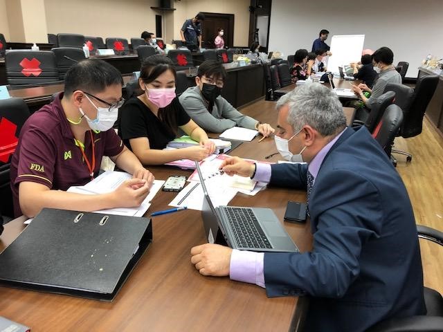 Dr Alireza Khadem discusses with officials from the Thai FDA