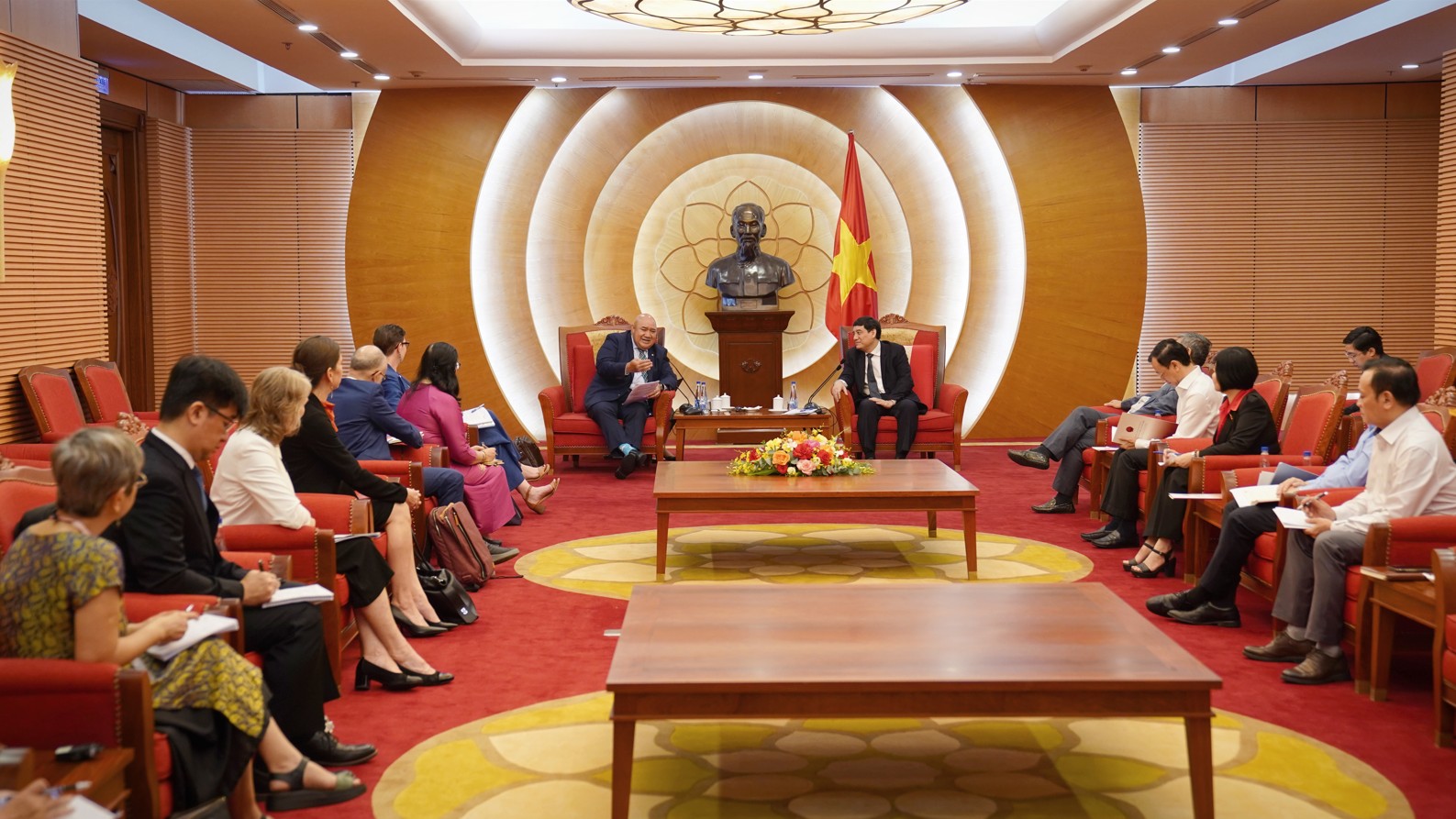 Dr. Saia Ma’u Piukala and colleagues from the WHO Viet Nam Office at the meeting with Mr. Nguyen Dac Vinh, Chairman of the National Assembly's Committee for Culture and Society