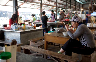 Street food stalls Hanoi street-food-stalls-hanoi-310px