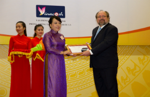 mr_kobza_giving_award_to_minister_of_health_vietnam_nguyen_thi_kim_tien_2015